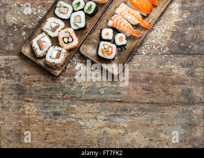 Traditionelles japanisches Essen. Sushi-Rollen, Maki, Nigiri auf hölzernen Hintergrund Stockfoto