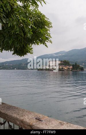 Insel San Giulio (Isola San Giulio) in Ortasee (Lago d ' Orta) in Piemont, Italien Stockfoto