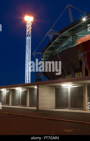 Olympische Flamme und Olympiastadion während der Olympischen Winterspiele in Turin, Italien Stockfoto