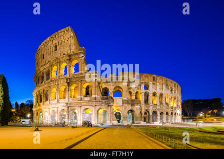 Kolosseum in einer Sommernacht in Rom, Italien. Stockfoto