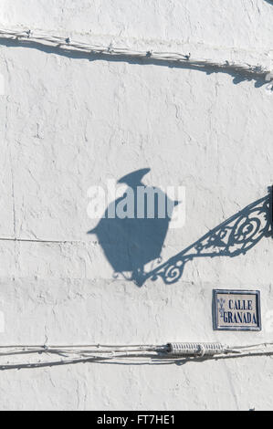 Schatten-Laterne auf weißen Wand, Spanien Stockfoto