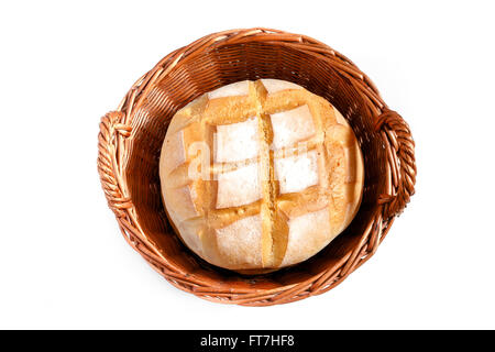 Rundes Laib Brot in geflochtenen Korb isoliert auf weißem Hintergrund Stockfoto