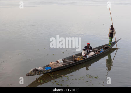 Einbaum mit zwei afrikanischen Männern am Fluss Niger in Segou, Mali Stockfoto