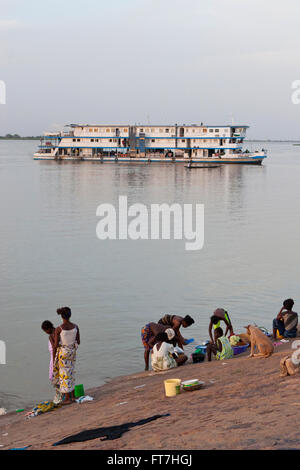 Comanav (Compagnie Malienne de Navigation) Fähre navigieren am Fluss Niger mit Menschen, die Wäsche in Segou (Mali) Stockfoto