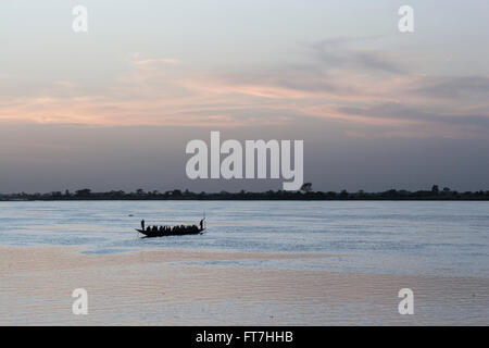 Einbaum bei Sonnenuntergang am Fluss Niger in Segou, Mali Stockfoto