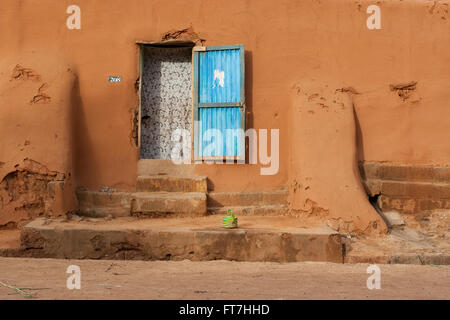 Traditionelles Haus mit Lehmziegeln mit Adobe (Banco) in Segou, Mali Stockfoto