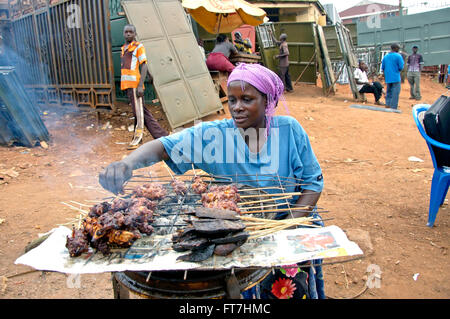 Kampala, Uganda-11 April 2017. Die Art und Weise Menschen leben in Uganda. Frau Kochen treffen sich am Kamin und auf der Straße zu verkaufen. Stockfoto