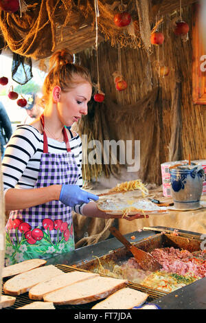 Junge Frau macht traditionellen Sandwich mit Wurst, Schmalz Ausbreitung, Zwiebeln und Gurken auf den Sommer Messe im Zentrum von Gdansk Stockfoto