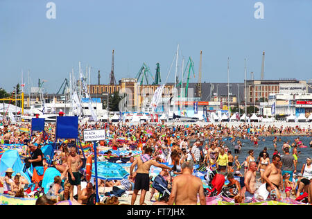 GDYNIA, Polen - 2. August 2015: Überfüllten öffentlichen Strand in Gdynia an Ostsee Stockfoto