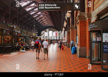 Kopenhagen, Dänemark - 28. Juli 2012: Passagiere Spaziergang durch die Halle von Kopenhagen Hauptbahnhof Stockfoto