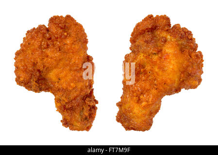 Zwei Buffalo Chicken Wings. Diese Vorspeise ist ein beliebtes Essen in der bar geworden. Das Bild zeigt einen Ausschnitt isoliert auf einem weißen Hintergrund. Stockfoto