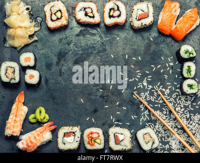 Sushi-Rollen, Maki, Nigiri, Lachs, Wasabi, Garnelen, Thunfisch, Tofu, Reis, Avocado, eingelegten Ingwer. Hintergrund der asiatischen japanisches Essen. VI Stockfoto