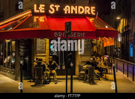 typisch Paris Café mit Menschen, die Abendessen am 1. März 2014 in Paris, Frankreich Stockfoto