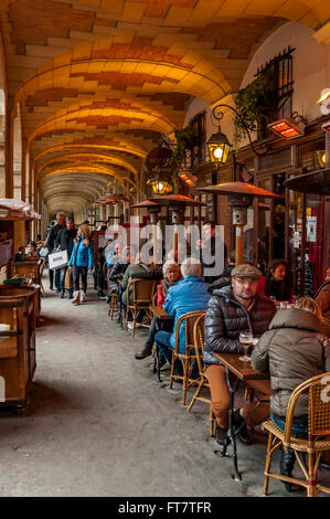 typisch Paris Café mit Menschen, die Abendessen am 2. März 2014 in Paris, Frankreich Stockfoto