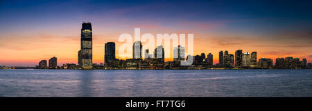 Panorama Skyline-Blick auf den Sonnenuntergang über den Hudson River und die Innenstadt von Jersey City Wolkenkratzern (einschließlich Goldman Sachs Tower) Stockfoto