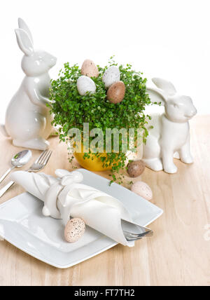 Ostern Tischdekoration mit Hasen und Eiern Dekoration auf weißem Hintergrund
