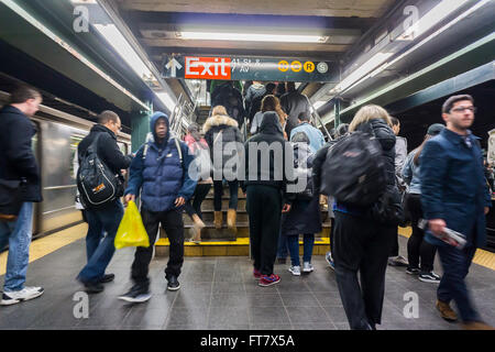 Reisende verlassen Sie die u-Bahn-Station Times Square in New York auf Samstag, 19. März 2016.  (© Richard B. Levine) Stockfoto