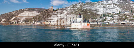 Panorama der Rhein bei Kaub mit Burgen Pfalzgrafenstein und Gutenfels im Winter mit Schnee Stockfoto