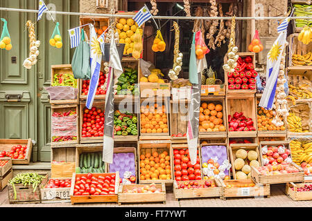 OBST UND GEMÜSE-ANZEIGE, MONTIVIDEO, URUGUAY - CA. DEZEMBER 2015. Frische Produkte, die vor einem örtlichen Geschäft angezeigt. Stockfoto