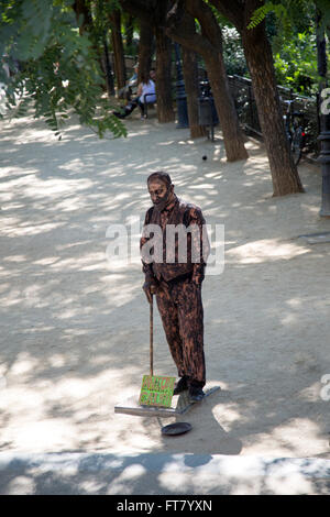 Straßenkünstler in Park von Barcelona Spanien Stockfoto