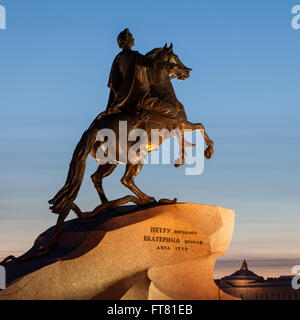 Statue Peter groß, Silhouette gegen den Sonnenuntergang. St. Petersburg, Russland. Stockfoto