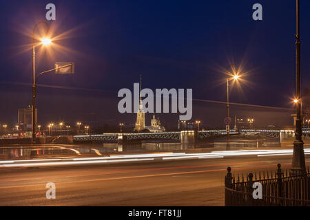 Peter and Paul Cathedral, Palace Bridge bei Nacht Stockfoto