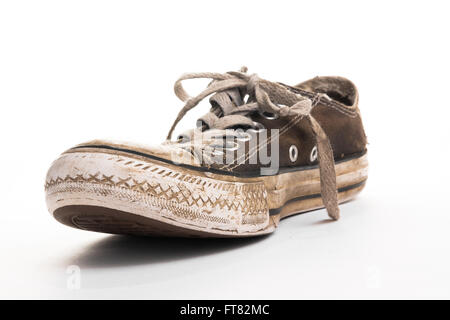 Sehr schmutzig und schlammig Sneaker auf einer weißen Fläche Stockfoto