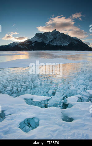 Gefrorene Gasblasen unter Oberfläche der gefrorenen See Abraham, kanadischen Rocky Mountains, Alberta Stockfoto