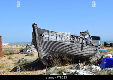 Angeln Boot ruht in Dungeness, Kent am Strand angespült. die einzige offizielle UKs-Wüste. Stockfoto