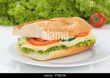 Sub-Sandwich-Baguette auf Platte mit Käse, Tomaten und Salat zum Frühstück Stockfoto