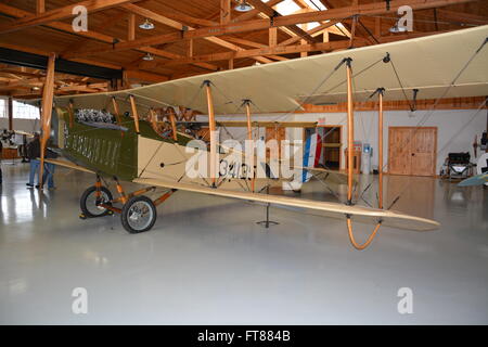 Ein WWI Curtiss Jenny Kämpfer Doppeldecker in einem Hangar am Military Aviation Museum in Virginia Beach Stockfoto