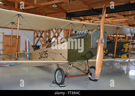 Ein WWI Curtiss Jenny Kämpfer Doppeldecker in einem Hangar am Military Aviation Museum in Virginia Beach. Stockfoto