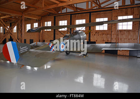 Ein WWI Französisch Sopwith Kampfflugzeug in einem Hangar am Military Aviation Museum in Virginia Beach Stockfoto