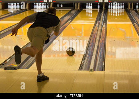 CBP-Officer Lewis Seutz von Sumas Washington Port Of Entry geht für drei ein-bei den World Police und Feuer-Spiele Bowling-Turnier in Sterling, Virginia Split. Foto von James Tourtellotte Stockfoto