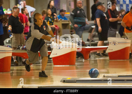 CBP-Officer Hector Arredondo von Sumas Washington der Einreise gilt für eine Srike bei den World Police und Feuer-Spiele Bowling-Turnier in Sterling, Virginia. Foto von James Tourtellotte Stockfoto