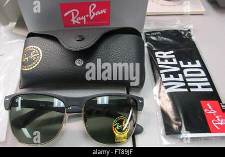 US-Zoll- und Grenzschutzbeamte in Tampa beschlagnahmten über 860 gefälschte Ray-Ban Sonnenbrillen. Die Beschlagnahme erfolgte im Rahmen der Bemühungen, die Einfuhr von gefälschten Waren aus China zu bekämpfen und den Schutz von Verbrauchern und Unternehmen zu gewährleisten. Stockfoto