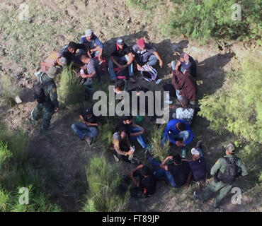 CARRIZO SPRINGS, Texas – Carrizo Springs Border Patrol und U.S. Customs und Border Protection Office of Air and Marine Agenten gerettet, Menschen in Not bei zwei verschiedenen Gelegenheiten vor kurzem.  Carrizo Springs Border Patrol Agenten festgenommen 21 Einwanderer, von die eine ärztliche Behandlung erforderlich. Agenten entdeckt auch zwei verstorbene Themen. Foto bereitgestellt von US Customs and Border Protection Stockfoto