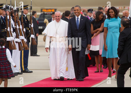 Der Papst kommt zu gemeinsamen Basis Andrews in der Nähe von Washington D.C. und geht den roten Teppich Präsident Obama, als er seine Tour der drei Städte in den Vereinigten Staaten beginnt. Foto von James Tourtellotte. Stockfoto