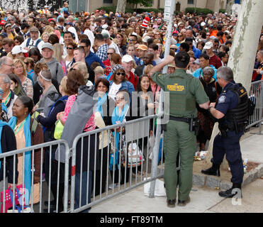 Border Patrol Agent Alexander Gill (links) und Aufsichtsrat US Customs and Border Protection Officer Jeffrey Adams chatten mit Pilgern vor der Papst Francis Messe in Philadelphia 27. September 2015. CBP trug zur päpstlichen Sicherheit in Washington, D.C., New York City und Philadelphia während des Papstes einwöchigen Besuch in den Vereinigten Staaten. (CBP Foto/Steve Sapp) Stockfoto