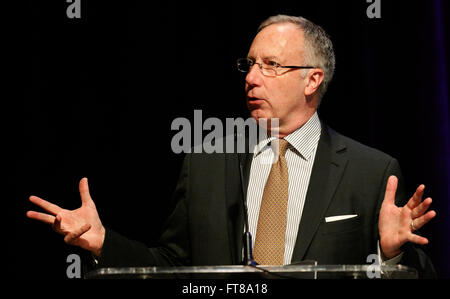 Botschafter Michael Froman liefert Hinweise auf das Publikum während des 2015 Ostküste Handel Symposiums in Baltimore, Maryland, 4. November 2015. (U.S. Customs and Border Protection Foto von Glenn Fawcett) Stockfoto