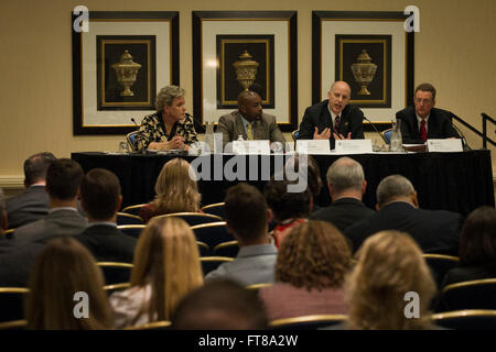 William (Bill) Delansky, Direktor des automatisierten kommerziellen Umfeld Business Office, Office of International Trade, CBP macht Bemerkungen auf einer Tafel an einem Breakout-Session auf Exporte auf dem East Coast-Handel-Symposium in Baltimore. Foto von James Tourtellotte. Stockfoto