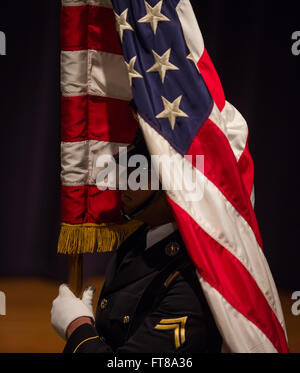 Mitglied der US-Army Honor Guard trägt die Flagge bei der Eröffnung der 2015 nationale indianische Erbe Monat Feier "Wachsen einheimische Führer: Verbesserung unsere sieben Generationen" im Commerce Department Auditorium koordiniert von Enviromental Protection Agency, amerikanische Agentur für internationale Entwicklung und U.S. Customs and Border Protection in Washington D.C. Foto von James Tourtellotte gehalten Stockfoto