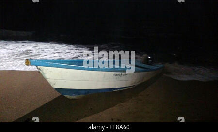 AGUADILLA, Puerto Rico--U.S. Customs Border Protection (CBP) Luft und Marine Operations und Border Patrol Agenten, zusammen mit der Stadtpolizei Isabela beschlagnahmt 340 Pfund (154 kg) von Kokain gefunden in Montones Strand in Isabela, späten Donnerstagabend verborgen.  Ein Mann wurde festgenommen und verfolgt im Zusammenhang mit der Veranstaltung der Schmuggel.  Hier zu sehen, wurde ein GFK-Schiff an der Küste aufgegeben. Foto bereitgestellt von: U.S. Customs and Border Protection Stockfoto