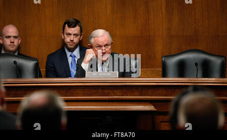 Senat Justiz Committee Chairman Senator Jeff Sessions (R -AL) stellt Fragen eines Panels des Department of Homeland Security-Beamten John Wagner, Deputy Assistant Commissioner der die U.S. Customs and Border Protection Office of Field Operations; Anh Duong, Direktor des Grenz- und Maritime Division of Homeland Security Advanced Research Projects Agency; Craig Healy, stellvertretender Direktor des Immigration and Customs Enforcement National Security Untersuchungen Division; und Rebecca Gambler, Direktor der Homeland Security und Rechtsfragen des US Government Accountability Office, als sie tes Stockfoto