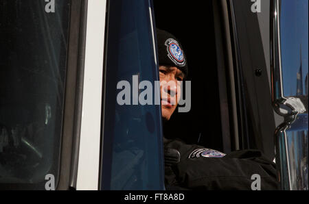 Ein US-Zoll- und Grenzschutzbeamter überwacht Lieferwagen im Levi’s Stadium in Santa Clara vor dem Super Bowl 50 und sorgt für Sicherheit während eines der größten Sportveranstaltungen im US Super Bowl 50 am 7. Februar 2016. Stockfoto