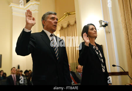 U.S. Customs Border Protection Kommissar R. Gil Kerlikowske stellvertretender Koordinator of Homeland Security, Screening und und Bezeichnungen Hillary Batjer Johnson werden geschworen vor Zeugenaussage vor dem Verfassungsschutz in Washington, D.C., 10. Februar 2016.  Kerlikowske und Batjer Johnson Zeugnis über das Visa Waiver Programm Verbesserung und Terrorist Travel Prevention Act. (CBP Foto von Glenn Fawcett) Stockfoto