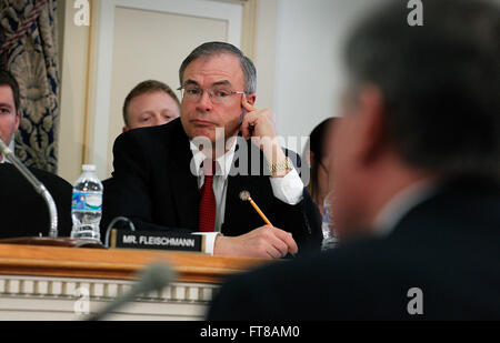 Rep Andy Harris hört als US-Zoll und Grenze Kommissar R. Gil Kerlikowske bezeugt, während einer Anhörung in Washington, D.C., 1. März 2016. Kerlikowske beantwortet Fragen über die CBP Budget Personaldecke und Fähigkeiten auf dem Gebiet. (CBP Foto von Glenn Fawcett) Stockfoto