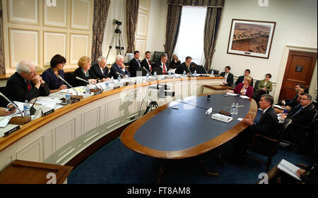 Am 1. März 2016 sagte der US-Zoll- und Grenzschutzkommissar R. Gil Kerlikowske vor dem House Committee on Appropriations in Bezug auf den Haushalt und die Personalausstattung des CBP aus. In der Zeugenaussage wurden die operativen Herausforderungen und der Ressourcenbedarf des CBP hervorgehoben. Stockfoto