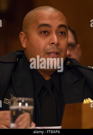 Damian Montes, CBP Direktor des Hunde-Center befindet sich in Front Royal Virginia, bezeugt vor dem U.S. Senate Committee on Homeland Security und Governmental Affairs auf wie Canine Programme tragen zur Homeland Security. Foto von James Tourtellotte. Stockfoto