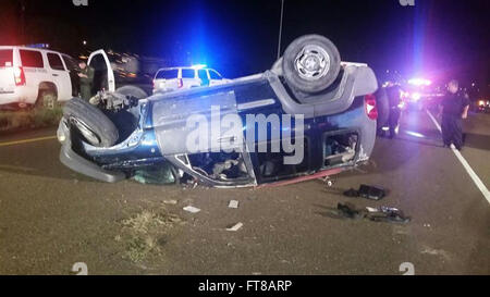 EDINBURG, Texas – US Border Patrol-Agenten zur Verfügung gestellt-erste-Hilfe für den Passagier von einem Jeep Liberty, die bei einem Überschlag Unfall in der Nähe ein SUV-Rollover auf US 281 nördlich von Edinburg Ramseyer Straßen- und U.S. Highway 281 North beteiligt war. Agenten wurden zurück zu ihrer Station Überschrift, wenn sie eine Rollover erlebt, in der ein Mann aus dem Fahrzeug ausgestoßen wurde. Die Agenten sofort einen Krankenwagen gerufen und begann erste Hilfe auf den Mann, der nicht zur Zeit atmete. Mit der Unterstützung von einem außer-Dienst-Feuerwehrmann die Agenten des Opfers Atemweg geöffnet und auch Druck auf eine Wunde am Kopf angewendet. Stockfoto